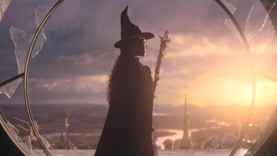 سينثيا إريفو بينما تستعد Elphaba للطيران في Wicked